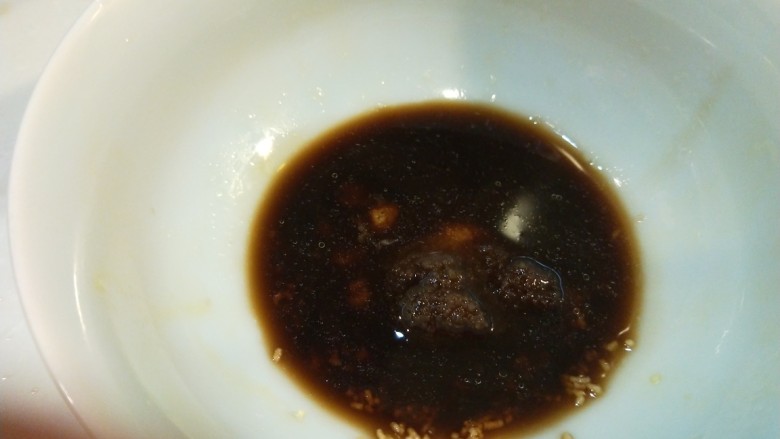 胡萝卜炒木耳,碗中加入适量淀粉,鸡精,一汤匙醋。
