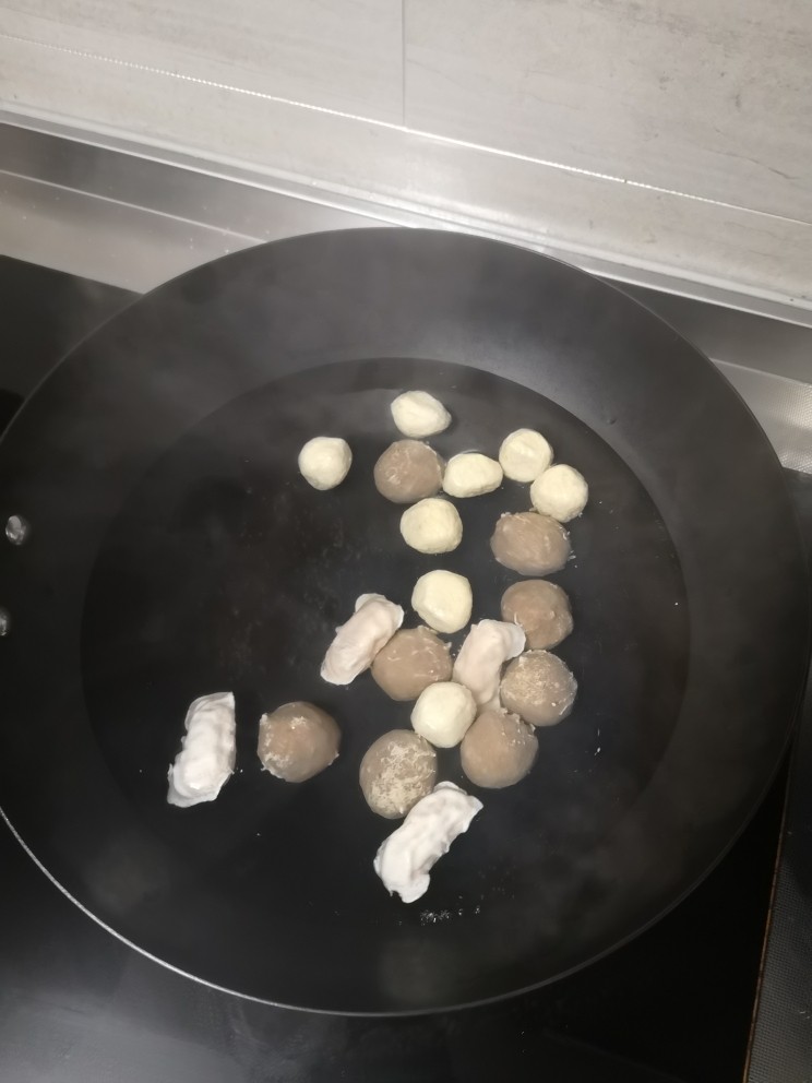 家庭奢华版麻辣烫,水烧开,先放入丸子煮一会儿