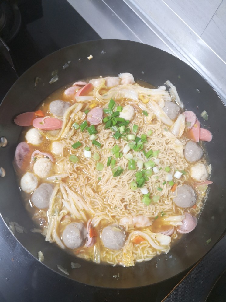 家庭奢华版麻辣烫,撒上<a style='color:red;display:inline-block;' href='/shicai/ 3250'>葱</a>花
上诉动作要快,面煮久了会烂哦