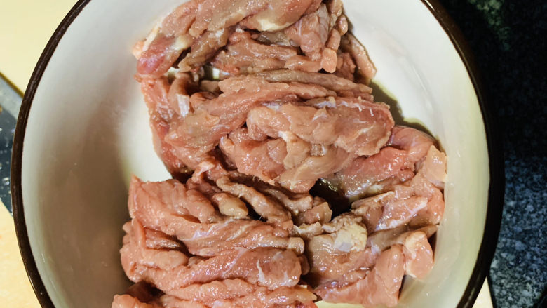 黑胡椒牛柳,放碗里;