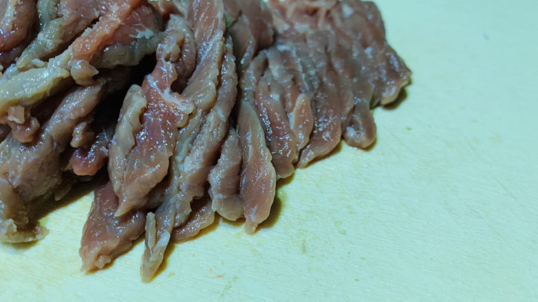 黑胡椒牛柳,切条;