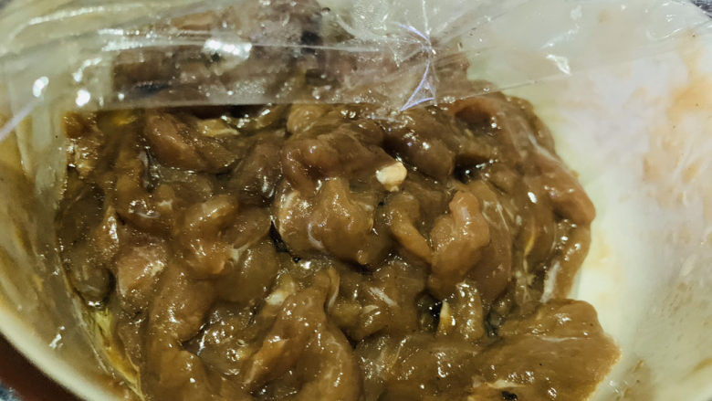 黑胡椒牛柳,腌制好的牛柳取出;