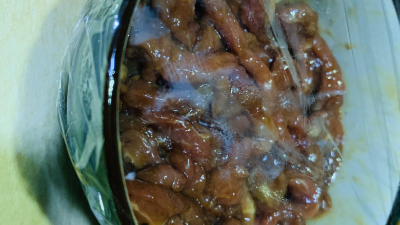黑胡椒牛柳,盖上保鲜膜,腌制一晚上;