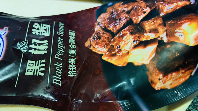 黑胡椒牛柳,取<a style='color:red;display:inline-block;' href='/shicai/ 7633'>黑胡椒酱</a>,倒大概2勺的量;