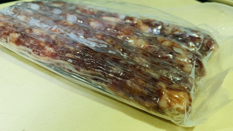 香菇腊肠焖饭,<a style='color:red;display:inline-block;' href='/shicai/ 4536'>腊肠</a>取出;