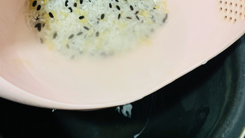香菇腊肠焖饭,倒入电饭煲;