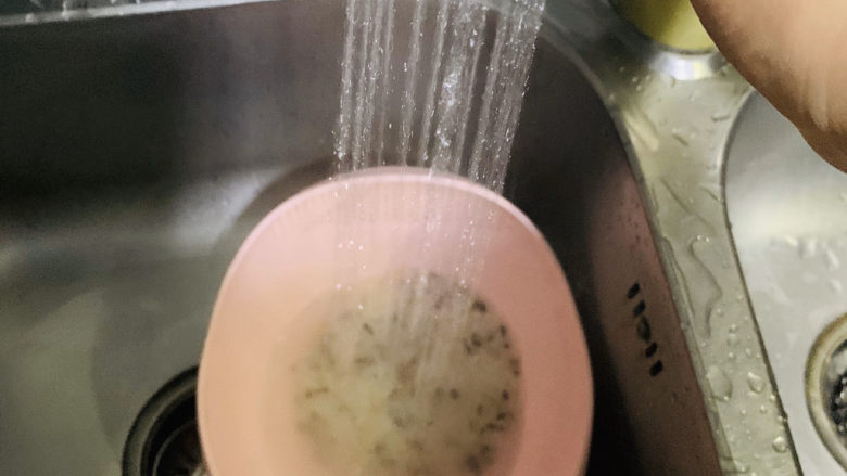 香菇腊肠焖饭,水冲洗;