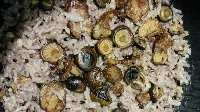 香菇腊肠焖饭,打开电饭煲,香喷喷的;
