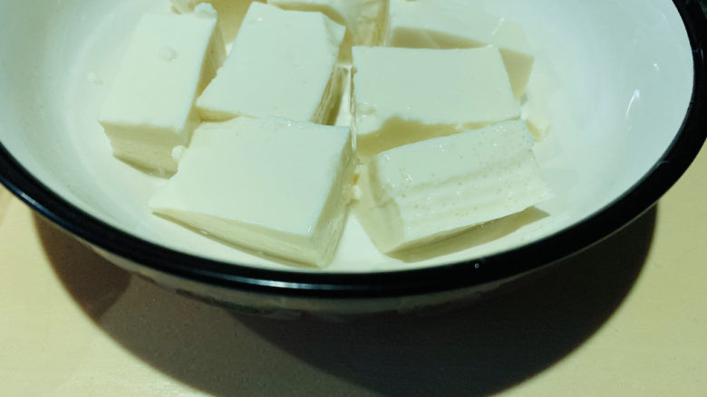 鸡蛋豆腐羹,取一半切小块;