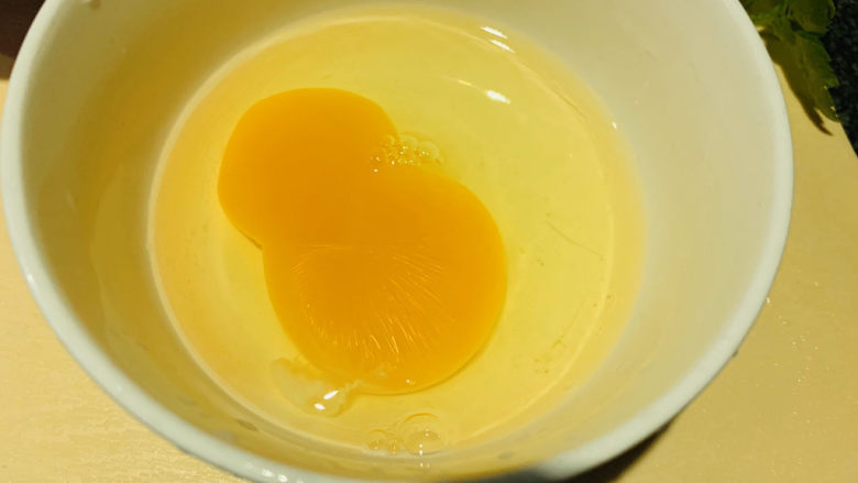 鸡蛋豆腐羹,打入碗内;