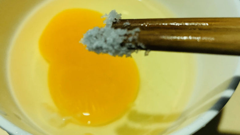 鸡蛋豆腐羹,筷子粘湿,粘点盐;