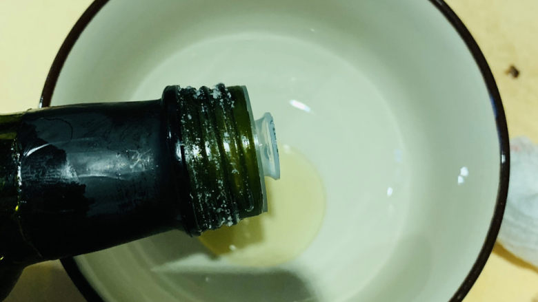 鸡蛋豆腐羹,碗里加亚麻籽油;