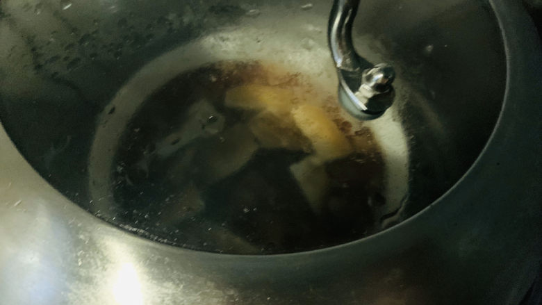 鸡蛋豆腐羹,盖上锅盖再焖几分钟;