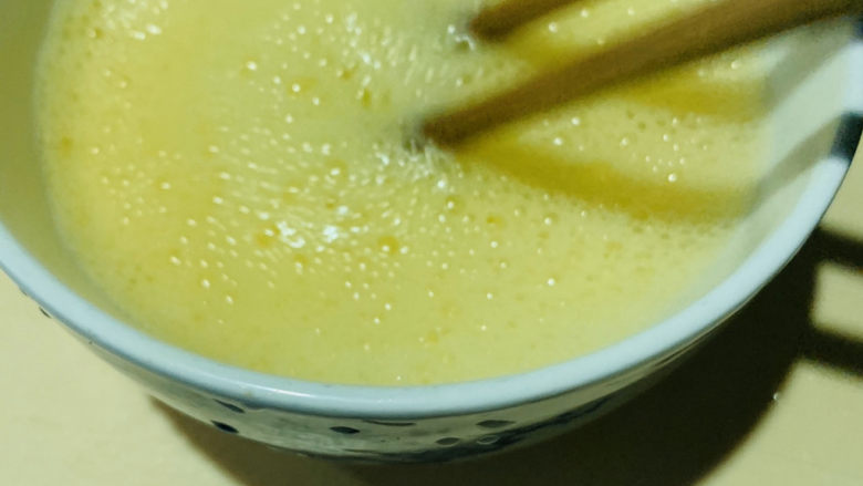 鸡蛋豆腐羹,不断搅拌至有较多泡泡;