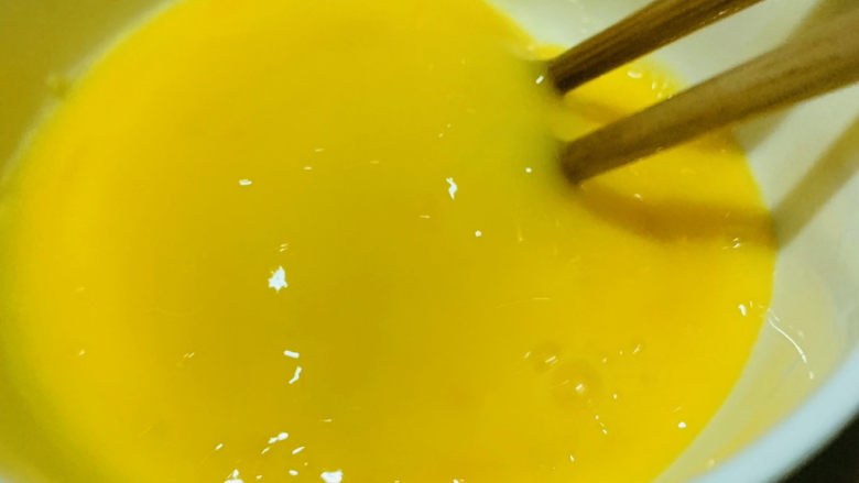 鸡蛋豆腐羹,打散鸡蛋;