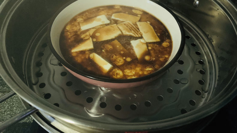 鸡蛋豆腐羹,蛋液成型,加入调料;