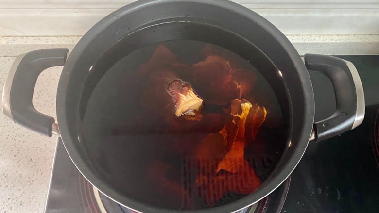 酱牛肉,把腌好的牛肉和酱油一同倒入锅中,加入适量冷水,开火烧开。