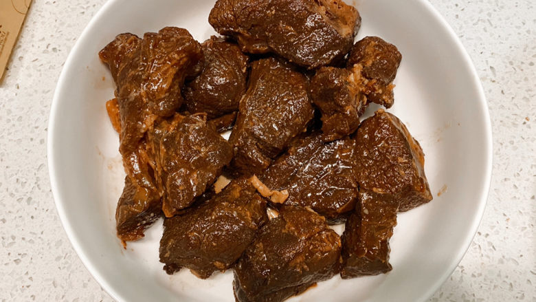 酱牛肉,捞出,不急的话可以密封放冰箱里,第二天更好切片~