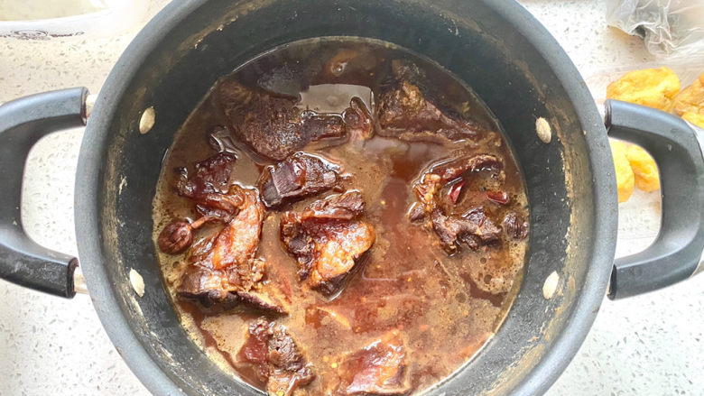酱牛肉,为了更好的入味,关火盖盖晾凉。