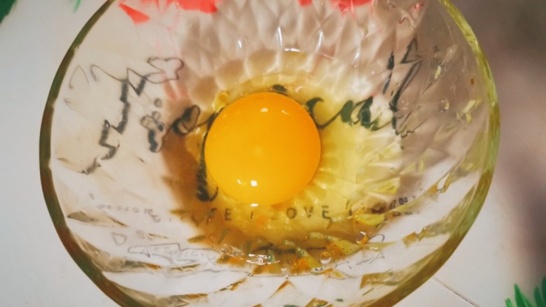 烤蛋奶（送给爱甜口的你们）,<a style='color:red;display:inline-block;' href='/shicai/ 9'>鸡蛋</a>🐔打入进行搅拌