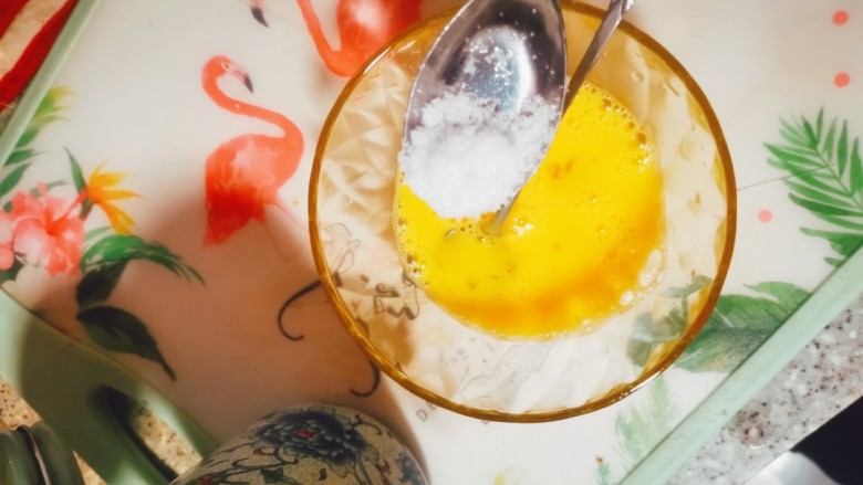 烤蛋奶（送给爱甜口的你们）,加入<a style='color:red;display:inline-block;' href='/shicai/ 869'>白砂糖</a>，进行搅拌（大约2勺）