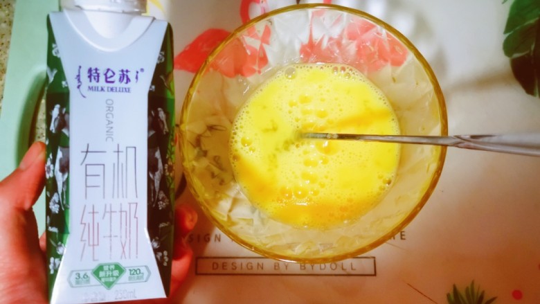 烤蛋奶（送给爱甜口的你们）,倒入<a style='color:red;display:inline-block;' href='/shicai/ 219'>牛奶</a>，进行搅拌（一个鸡蛋，大约这样小瓶<a style='color:red;display:inline-block;' href='/shicai/ 219'>牛奶</a>3/4瓶）