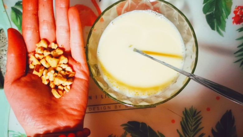 烤蛋奶（送给爱甜口的你们）,放入喜欢的坚果进行搅拌