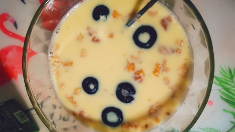 烤蛋奶（送给爱甜口的你们）,放入葡萄干和蓝莓，进行搅拌。