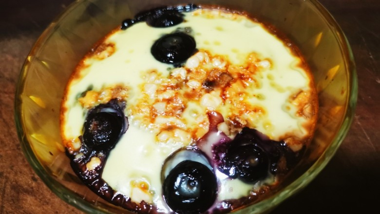 烤蛋奶（送给爱甜口的你们）,烤箱200℃预热3分钟，上下火180℃约20分钟即可食用