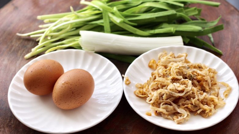 韭菜扇贝馅饼,首先备齐所有的食材。