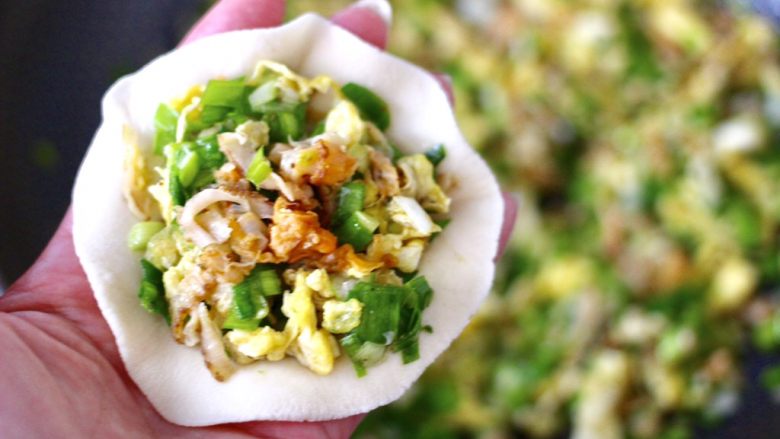 韭菜扇贝馅饼,擀好的面皮上,放入调好的馅料。