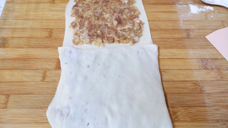鲜肉饼,然后将右面的面片折过来,盖住左下方肉馅(如图),用叉子将边缘压紧。