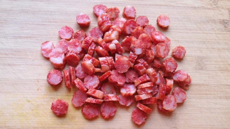香菇腊肠焖饭,<a style='color:red;display:inline-block;' href='/shicai/ 8908'>广式腊肠</a>用水冲洗一下,切成厚片。