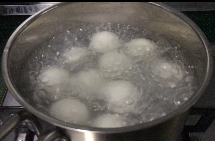 黑芝麻汤圆,然后再煮1~2分钟,压一下能迅速飘起就OK了