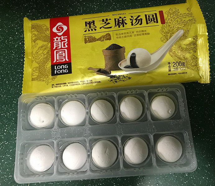 黑芝麻汤圆,取出冷冻汤圆,无需解冻