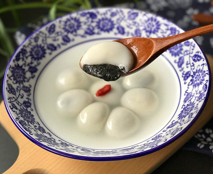 黑芝麻汤圆,软糯香甜,皮簿流沙