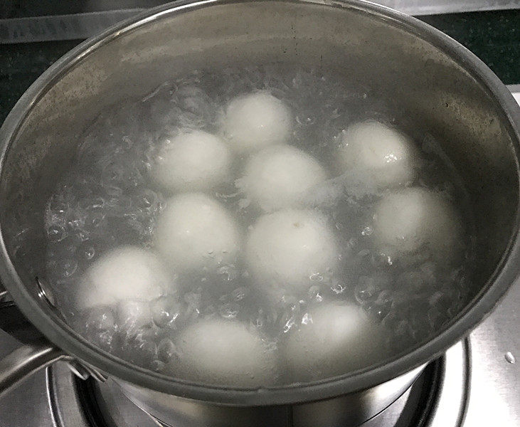 鲜肉汤圆,然后再煮1~2分钟,压一下能迅速飘起就OK了