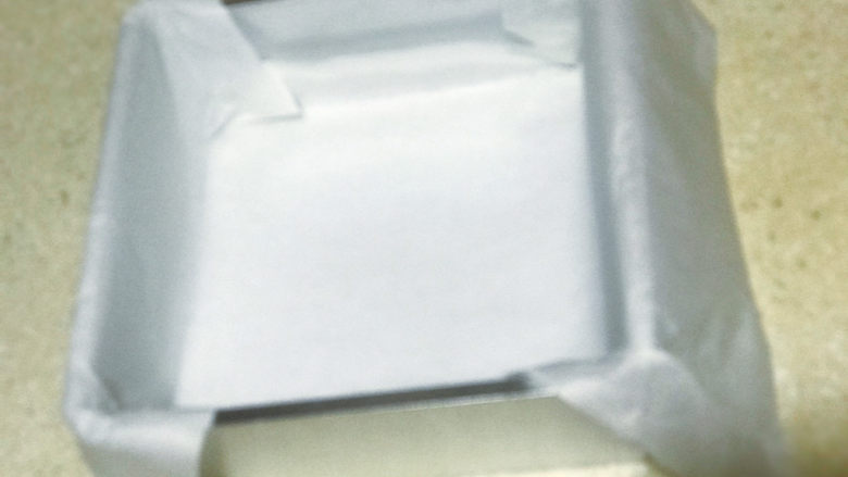 浅湘食光&网红古早蛋糕,准备8寸方形模具,因是活底铺了油纸