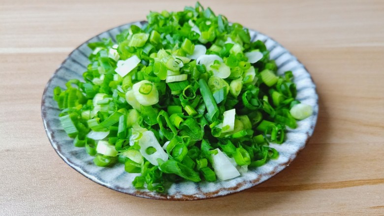 鲜肉饼,葱切成葱花备用。