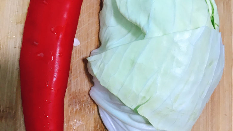 包菜炒肉丝,准备好配菜