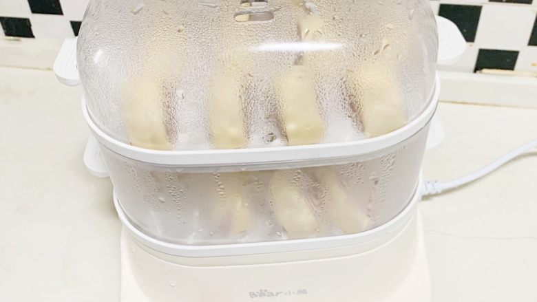 双薯刀切小馒头,开始上锅蒸15分钟后,关火焖5分钟。