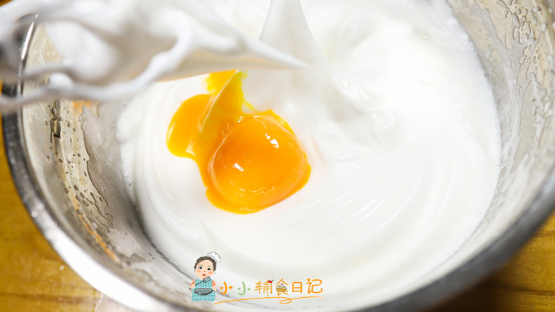 12个月以上辅食肉松海绵电饭锅蛋糕,五个蛋黄依次加入,加一个打均匀再加下一个,直到加完为止