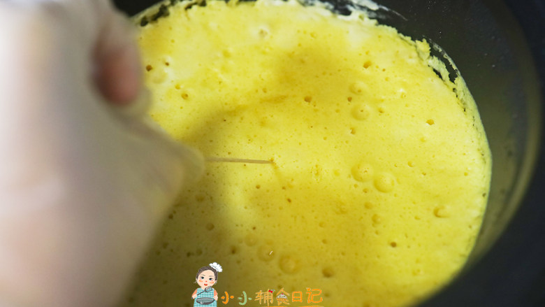 12个月以上辅食肉松海绵电饭锅蛋糕,按煮饭键,大概45分钟左右就好了,用牙签插一下没有湿哒哒的蛋糕糊就是凝固成功了