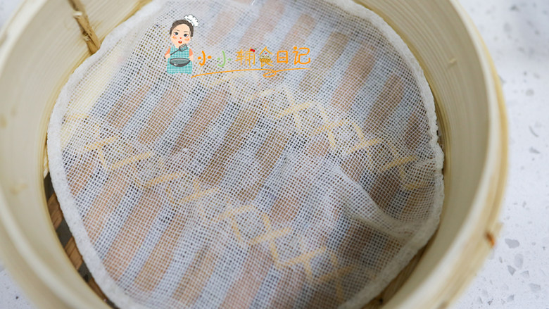 12个月以上团团圆圆八宝饭,准备蒸笼或者蒸屉下面铺纱布,如果没有纱布你用牙签把油纸扎很多孔也可以用