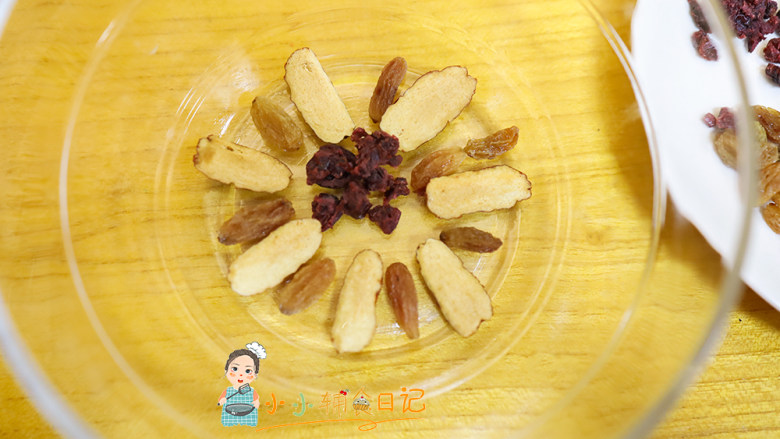 12个月以上团团圆圆八宝饭,准备一个碗碗里抹一层油把红枣葡萄干蔓越莓摆好造型,喜欢怎么摆都可以