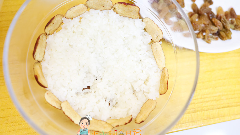 12个月以上团团圆圆八宝饭,把糯米饭压在上面这样红枣葡萄干就固定住了,在上面一圈再围一个红枣边