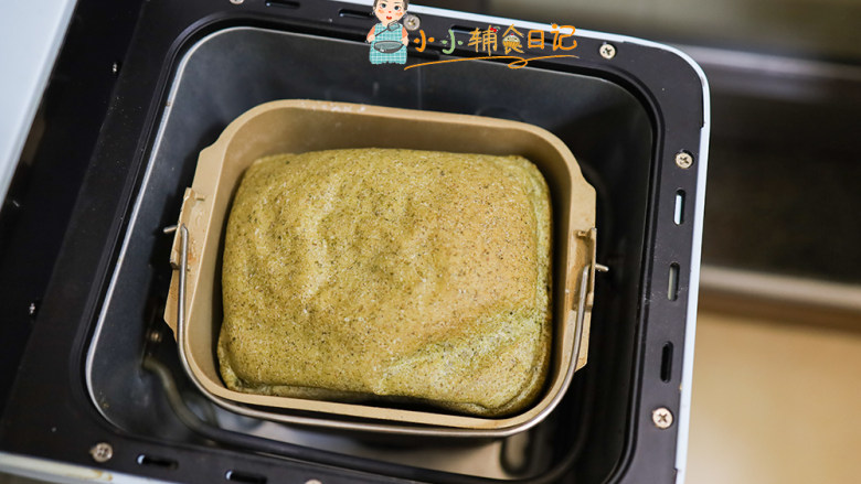 19个月以上菠菜吐司,面包做好以后会提示滴滴的声音,马上要拿出来晾凉后就可以包好了