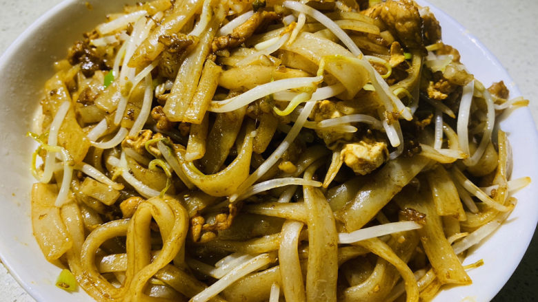 瘦肉炒河粉,出锅装盘,美食做好。