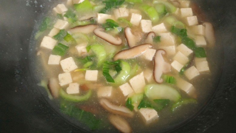香菇豆腐汤,大火烧开,用勺子搅匀即可