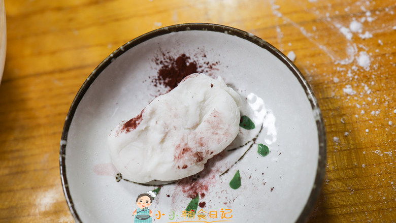 36个月以上卡通老鼠麻心汤圆,取一小团白色的放入红曲粉做成粉红色,一个用<a style='color:red;display:inline-block;' href='/shicai/ 211839'>竹炭粉</a>做黑色的